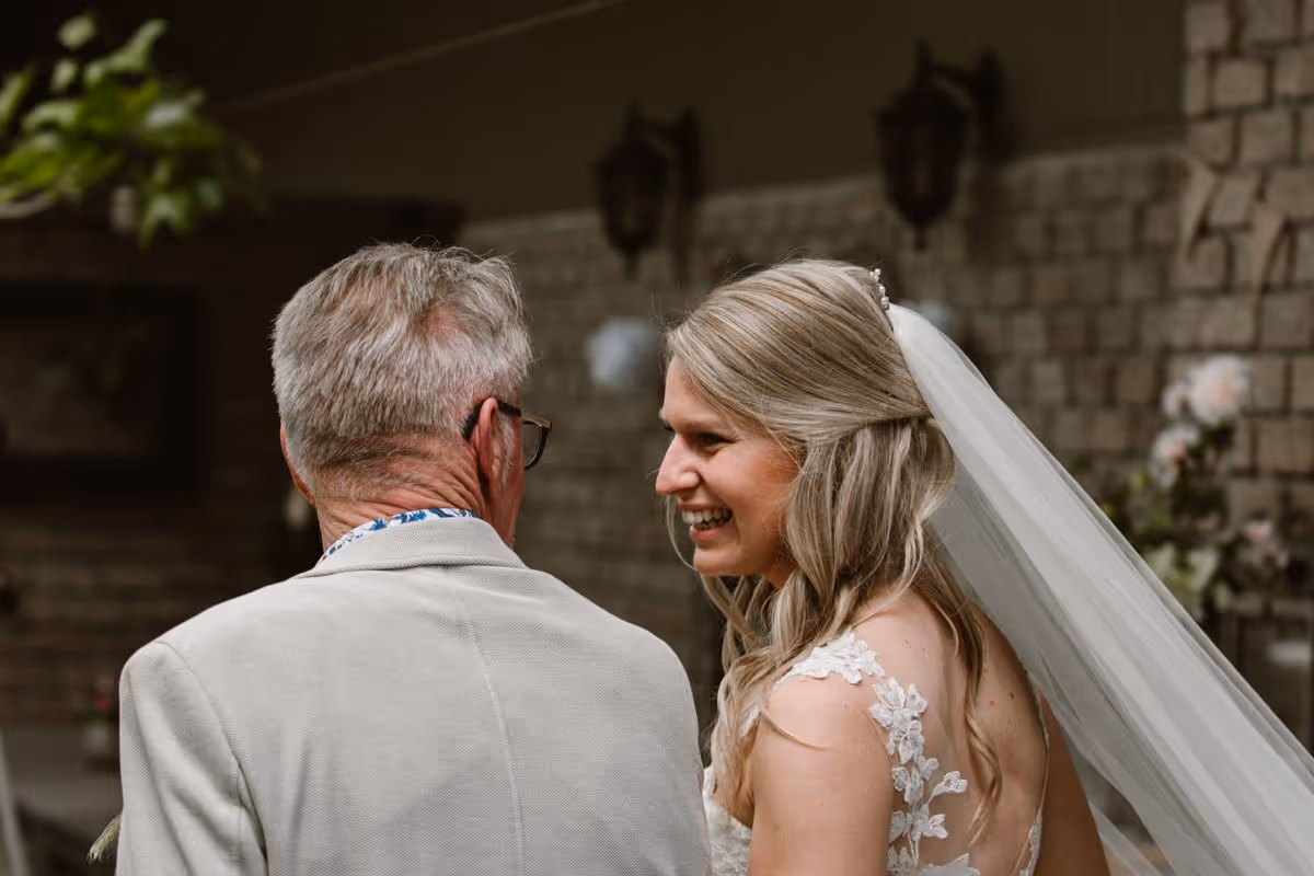 close up laggende bruid, die met vader naar 'het altaar' loopt