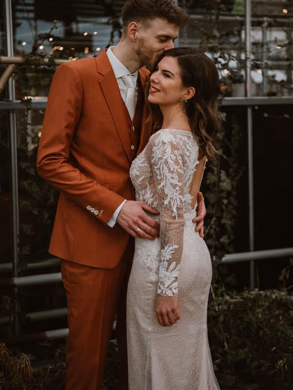 Bruidspaar tijdens fotoshoot voor een kas