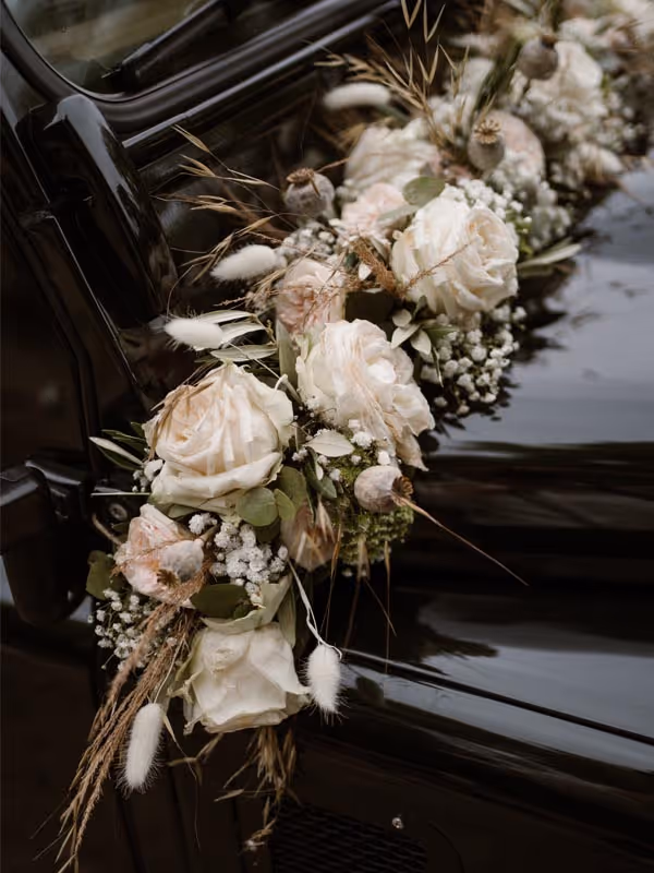 bloemslinge rmet witte rozen, close up foto op trouwauto