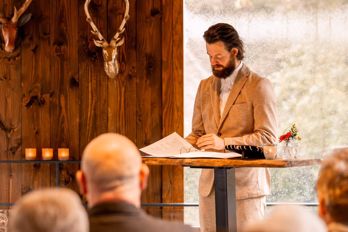 Babs hofman achter zijn katheder