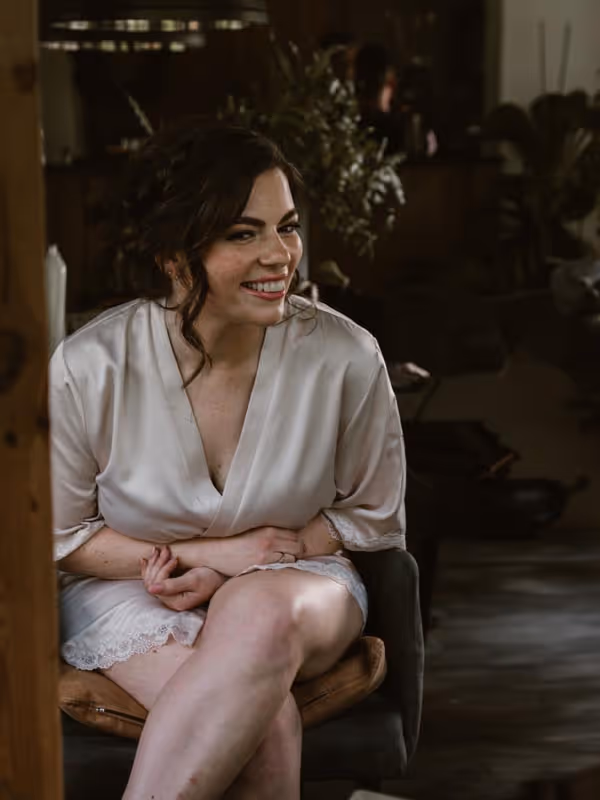 Bruid in satijnen duster ' gettig ready moment'