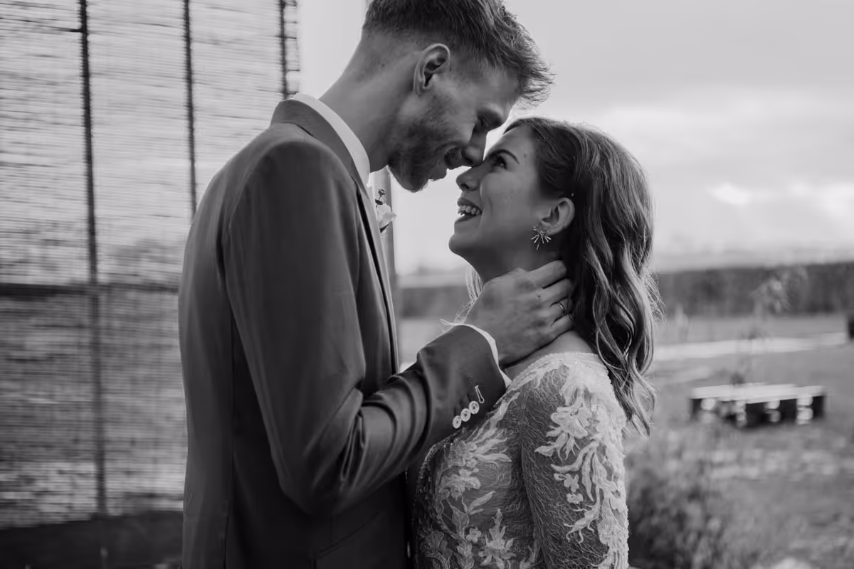 close up bruidspaar wat elkaar liefdevol aankijkt in zwart wit