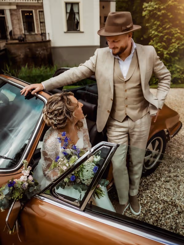 bruidspaar in trouwauto