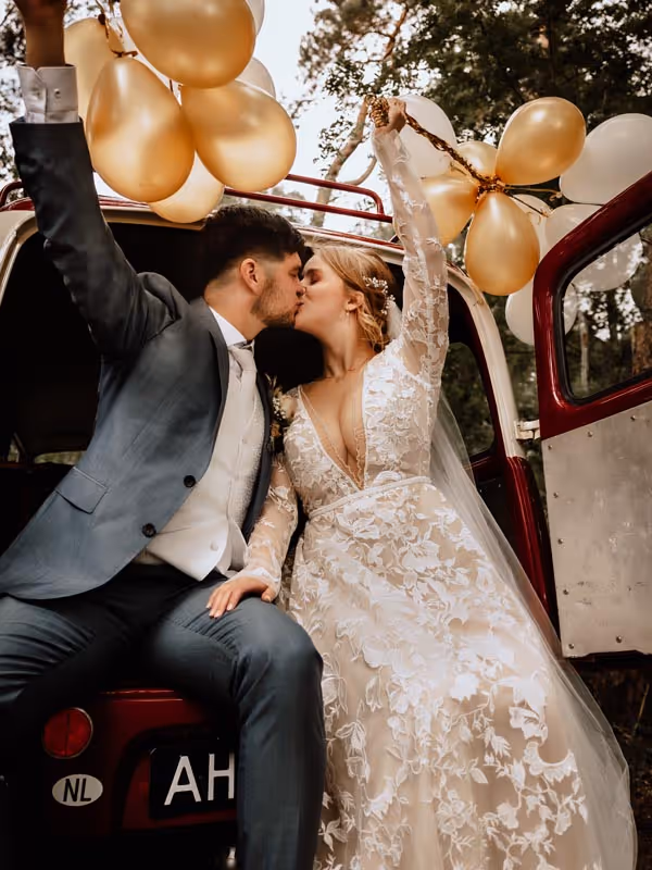 Bruidspaar die elkaar een kus geeft