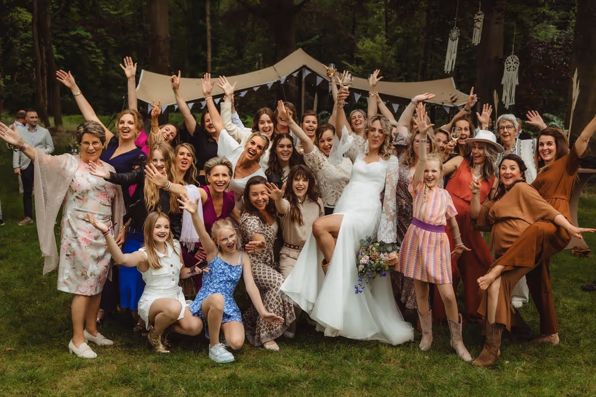 Groepsfoto van bruid met alle vrouwelijke gasten van jong tot oud